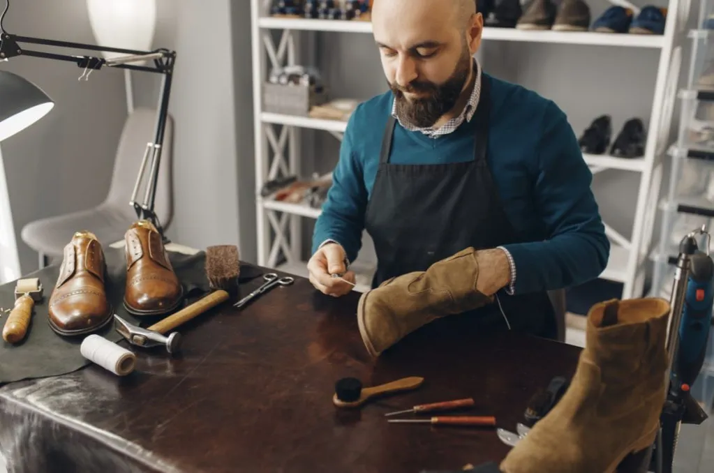 Jak naprawić zdartą skórę na bucie i przywrócić im blask