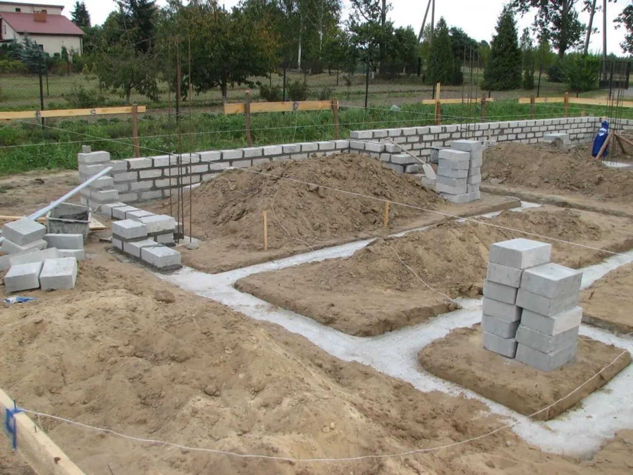 Co ile strzemiona na fundament? Kluczowe zasady i błędy do uniknięcia