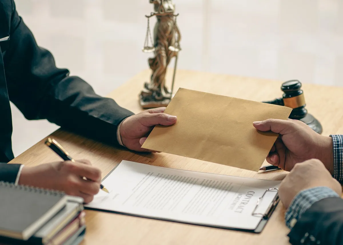 Ile zarabia radca prawny w ministerstwie? Zaskakujące różnice w wynagrodzeniach