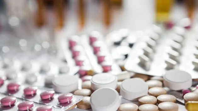 Czy lek Structum szkodzi na żołądek? Odkryj skutki uboczne i porady