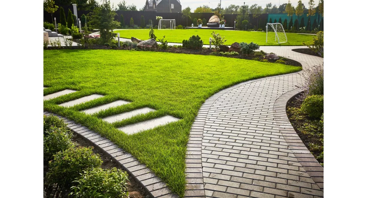 Jak zrobić ścieżkę w ogrodzie tanim kosztem – proste i tanie rozwiązania Jak zrobić ścieżkę w ogrodzie tanim kosztem – proste i tanie rozwiązania