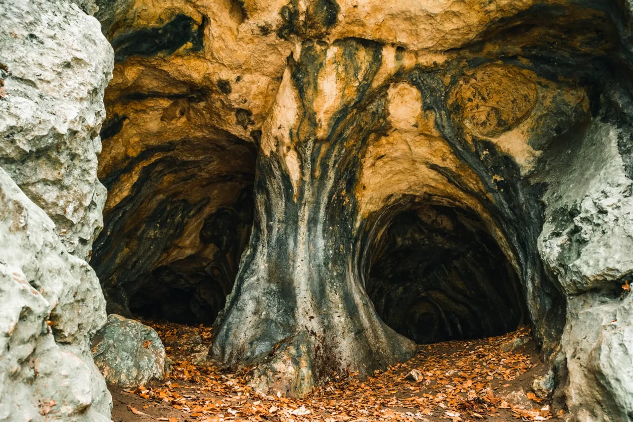 Ruiny zamku Ostrężnik: Tajemnice Jury, przewodnik i legendy Ruiny zamku Ostrężnik: Tajemnice Jury, przewodnik i legendy