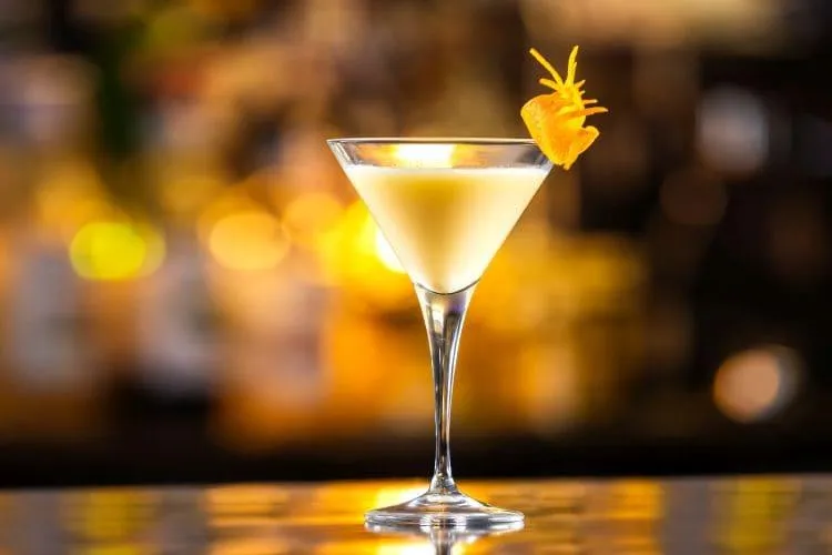 Najlepsze drinki z likierem jajecznym, które zaskoczą Twoich gości