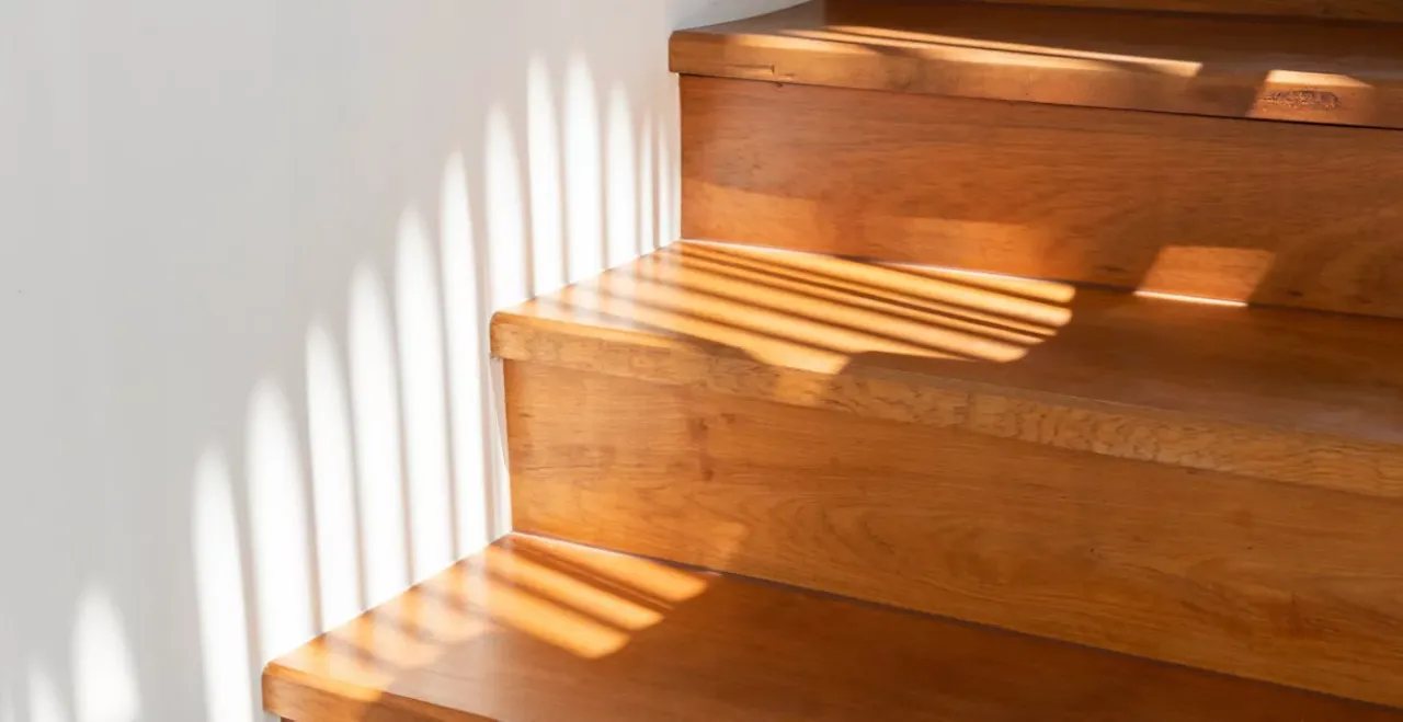 Skrzypiące schody drewniane co zrobić? Sprawdzone metody naprawy