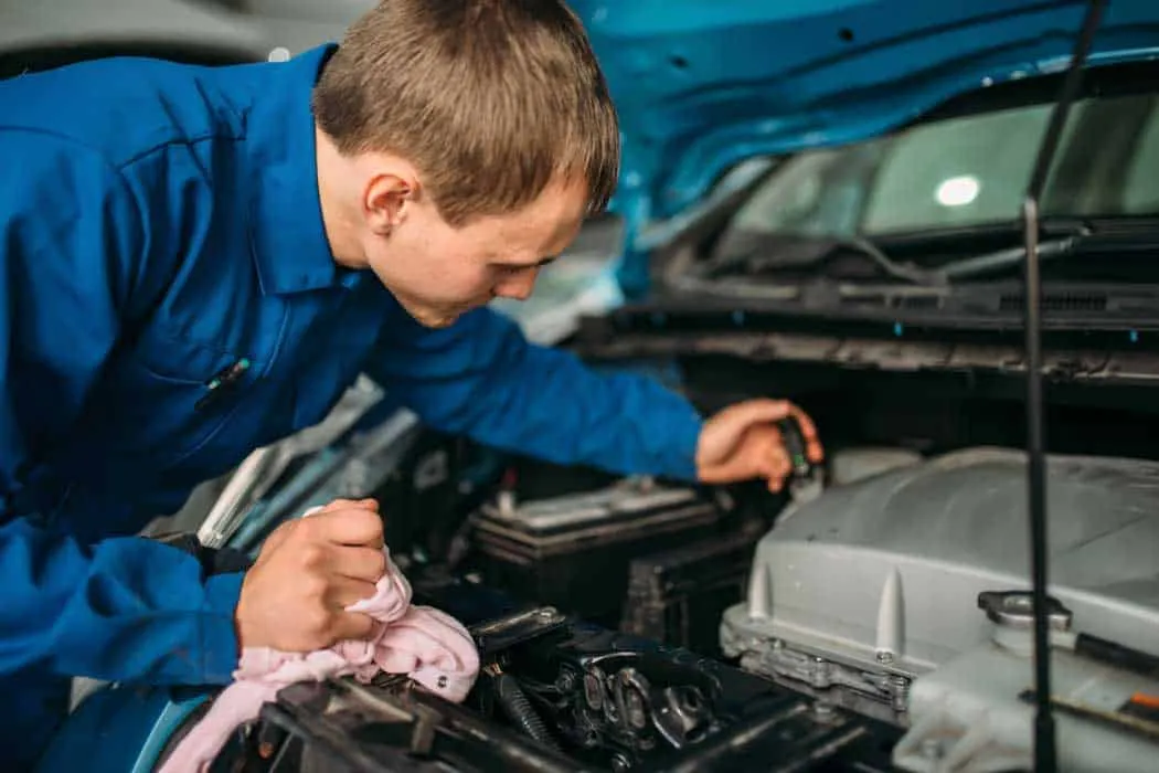 Bremsflüssigkeit wechseln kosten: So sparen Sie bei Ihrem Fahrzeug