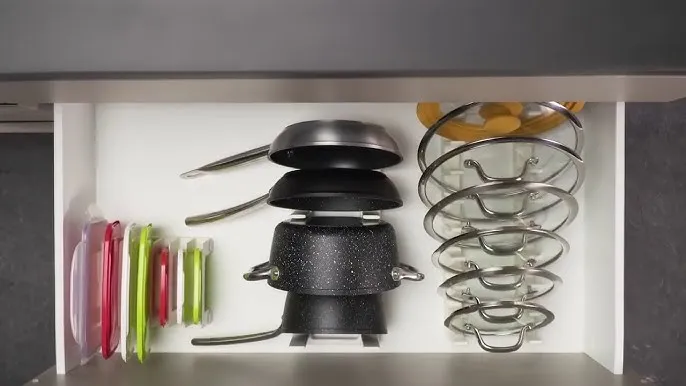 Jak układać garnki w szafce, aby zaoszczędzić miejsce i czas