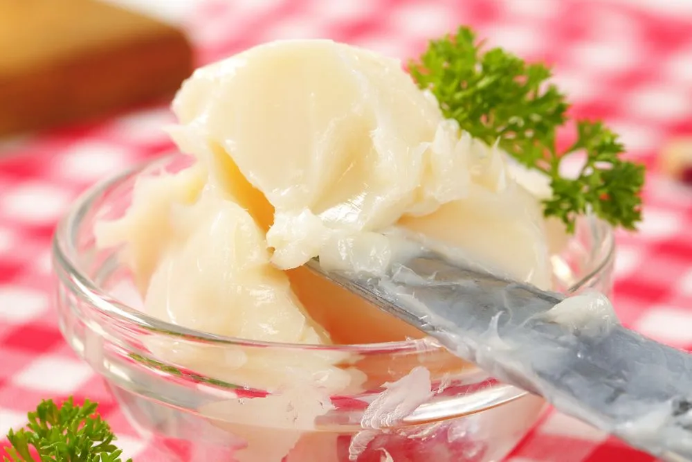 Dlaczego lepiej smażyć na smalcu? Odkryj zdrowe korzyści i smak