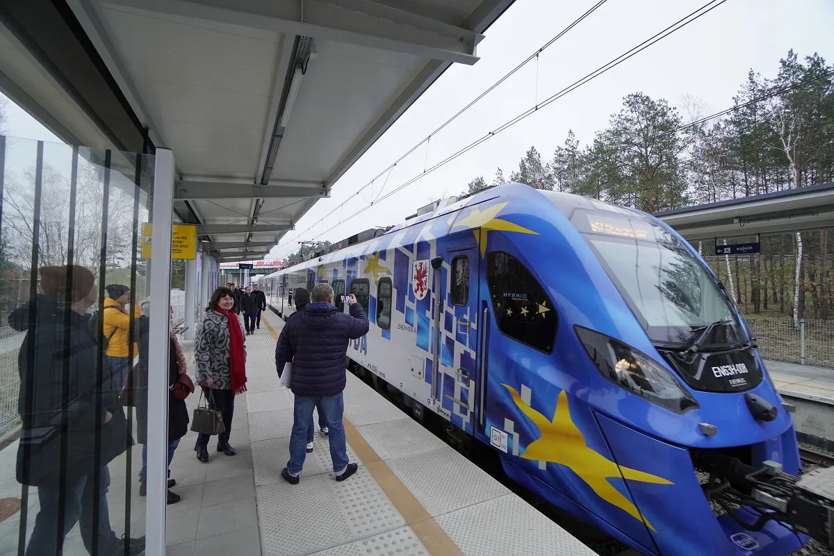 SKM S2 gdzie się zatrzymuje na lotnisku – ważne informacje dla podróżnych