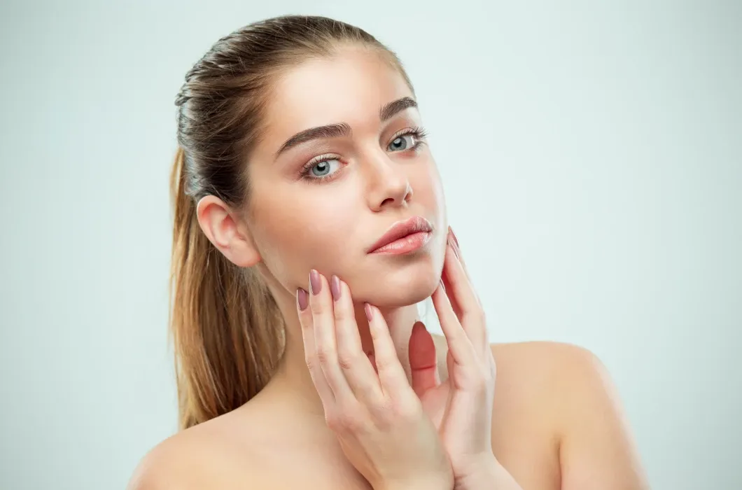 Szczoteczka soniczna do twarzy dla kogo? Sprawdź, kto powinien unikać