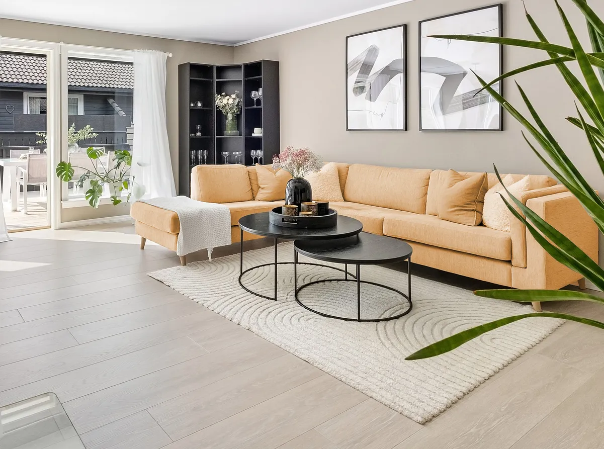 Musztardowa kanapa jakie dodatki wybrać, aby stworzyć harmonijną aranżację?