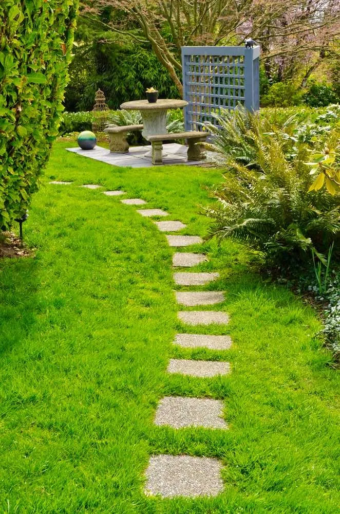 Profesjonalne ułożenie płyt chodnikowych w ogrodzie bez błędów i trudności