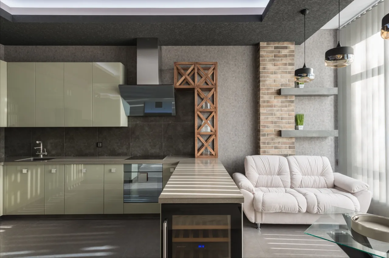 Jak skutecznie zagospodarować przestrzeń między szafkami w kuchni?