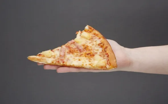 Pizza 45 cm: Ile kalorii? Odkryj sekrety i zmniejsz kalorie!