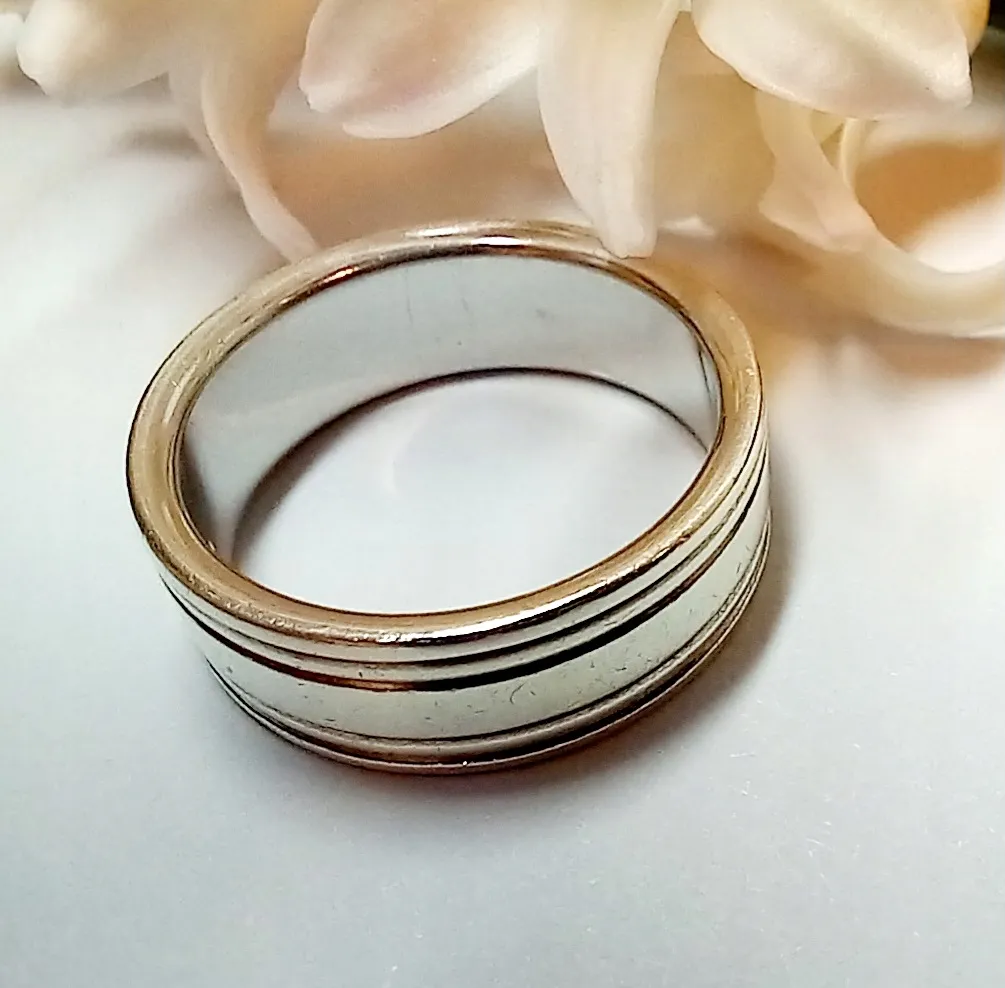 Srebrna obrączka co oznacza? Odkryj jej głębokie znaczenie w miłości