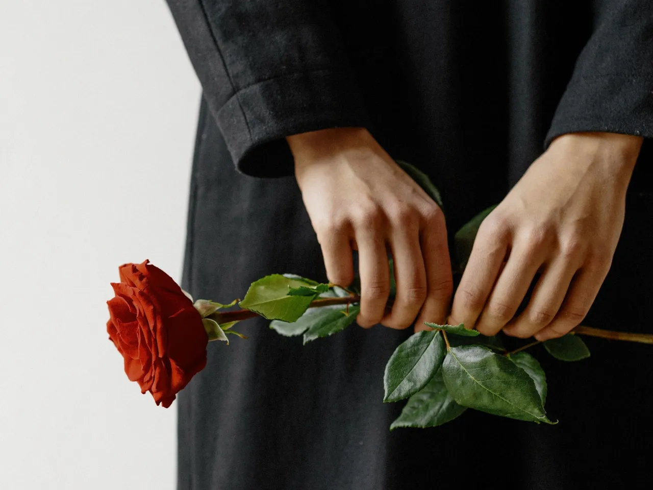 Co założyć na pogrzeb, aby uniknąć faux pas i okazać szacunek