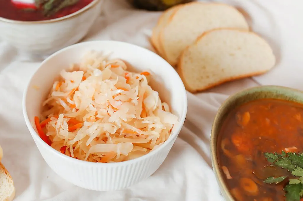 Najlepsze przyprawy do kiszenia kapusty – jak uniknąć błędów i uzyskać idealny smak