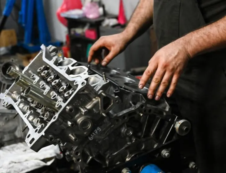 Z czego składa się silnik samochodowy? Odkryj kluczowe elementy i ich rolę Z czego składa się silnik samochodowy? Odkryj kluczowe elementy i ich rolę