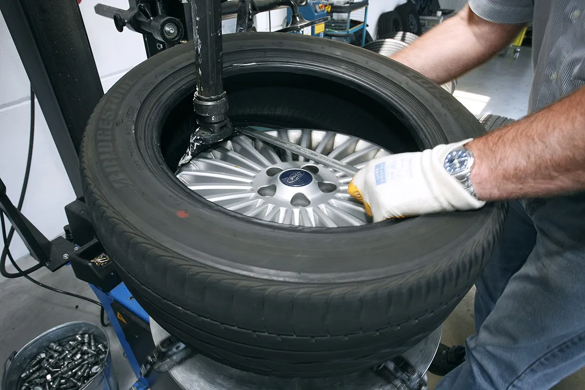 Reifen montieren & wuchten: Kosten, DIY-Tipps & Sicherheit 2025
