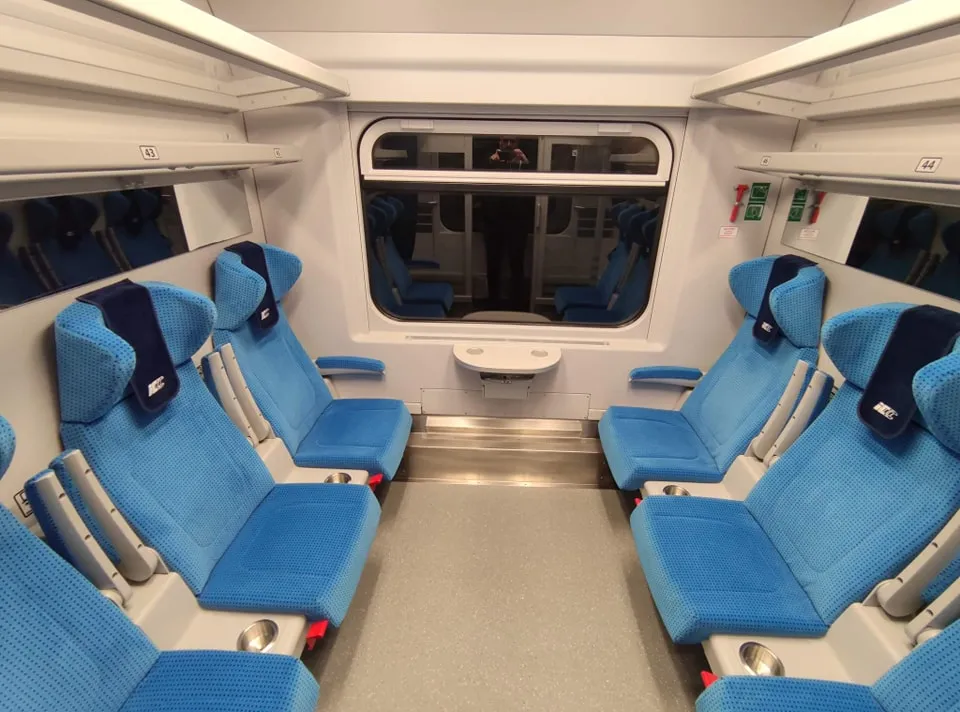 Czym się różni 1 klasa od 2 TLK? Odkryj różnice w komforcie i cenie