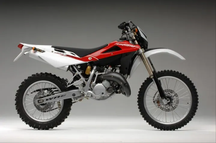 Husqvarna WRE 125 – poznaj mocne i słabe strony motocykla dual sport