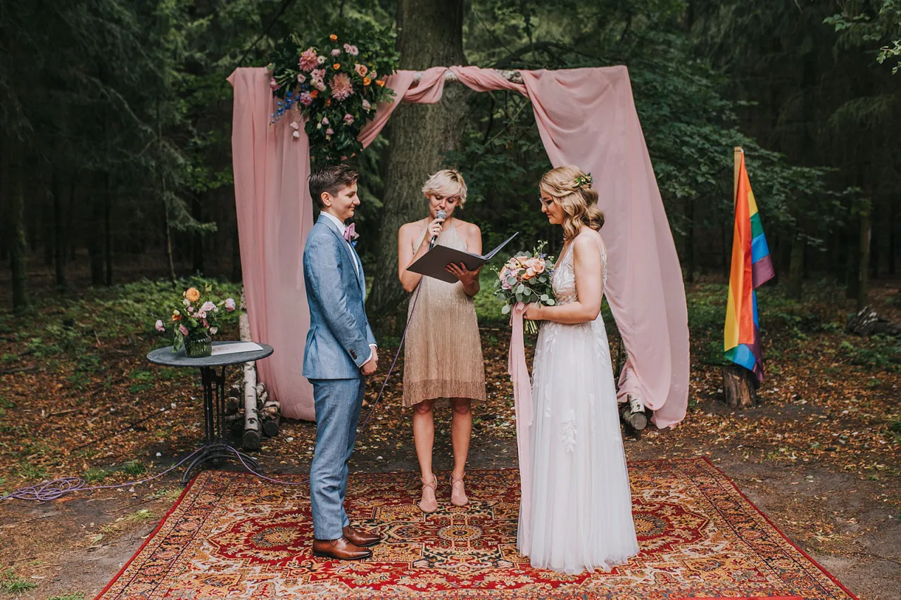 Ślub jednopłciowy za granicą: Przewodnik po uznaniu w Polsce