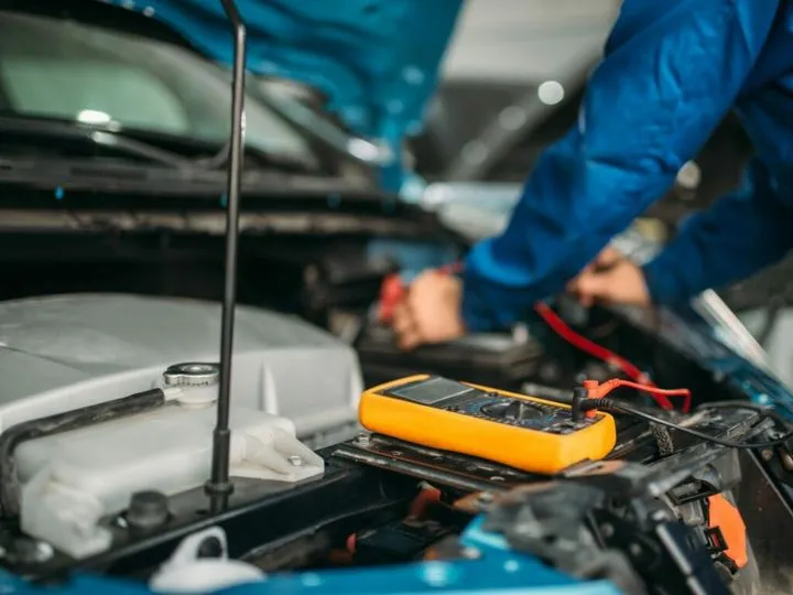 Ładowanie akumulatora prostownikiem: ile amperów, by uniknąć uszkodzeń?