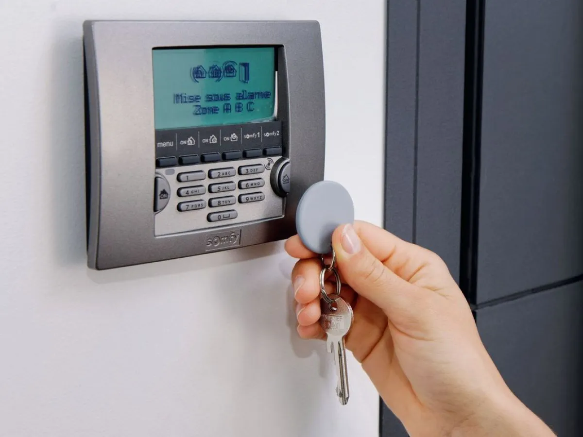 Jak działa alarm w domu? Kluczowe informacje o systemach bezpieczeństwa