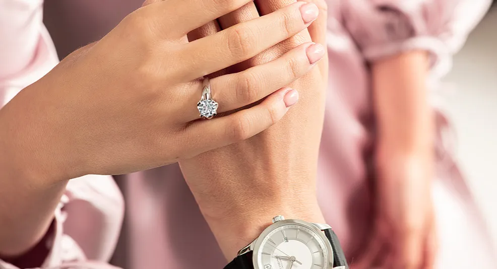 Pierścionek zaręczynowy jak obrączka – idealne połączenie stylu i praktyczności