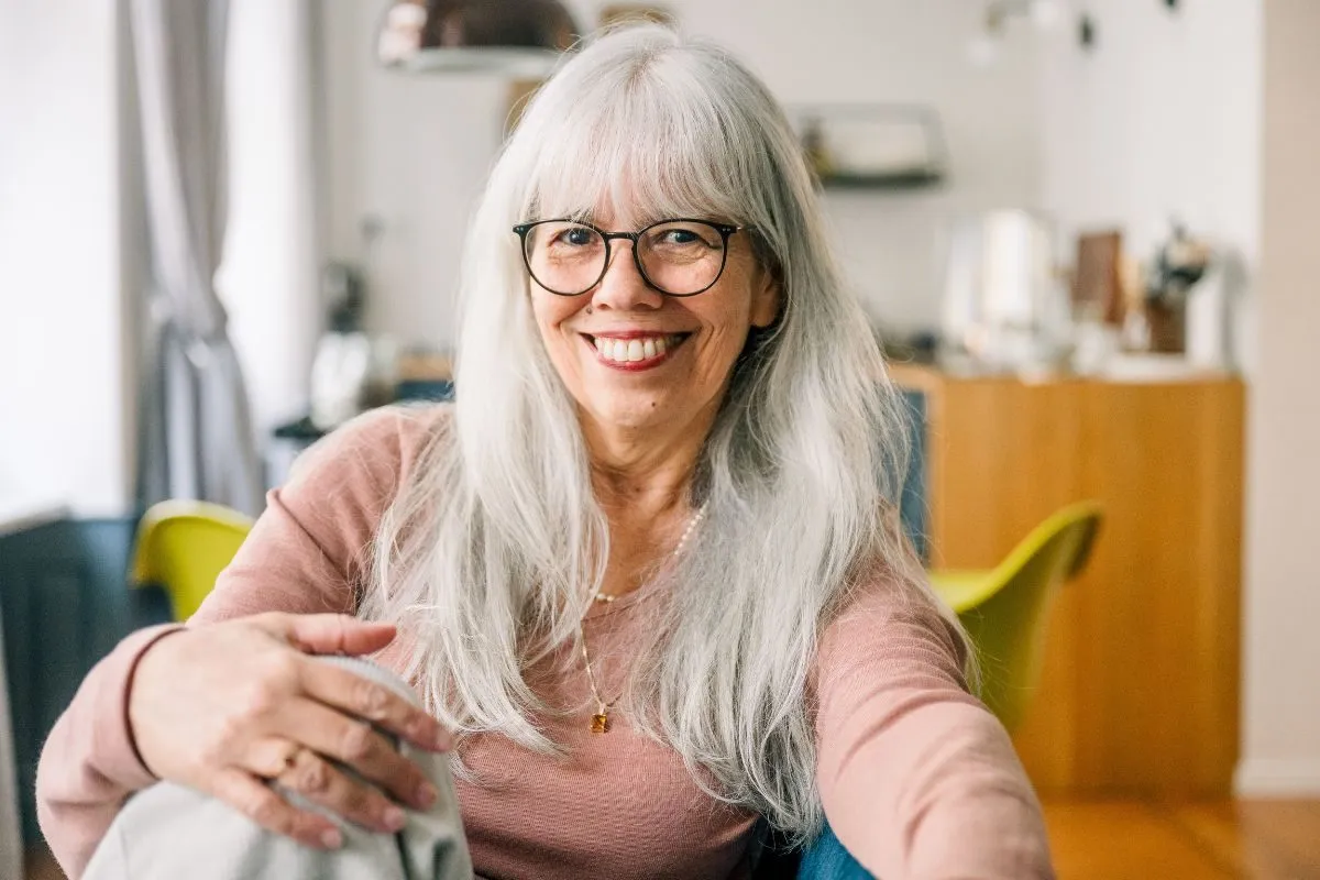 Sennik: siwe włosy u siebie - poznaj ukryte znaczenie snów i symboli