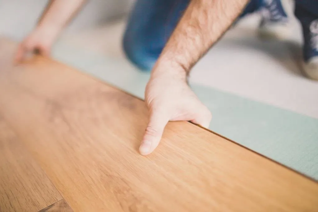 Wylewka samopoziomująca kiedy panele – jak uniknąć błędów przy układaniu