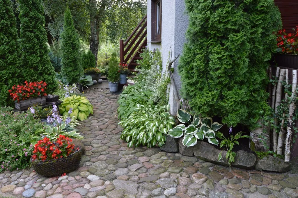 Kamienie polne w ogrodzie - 8 kreatywnych pomysłów na naturalną aranżację