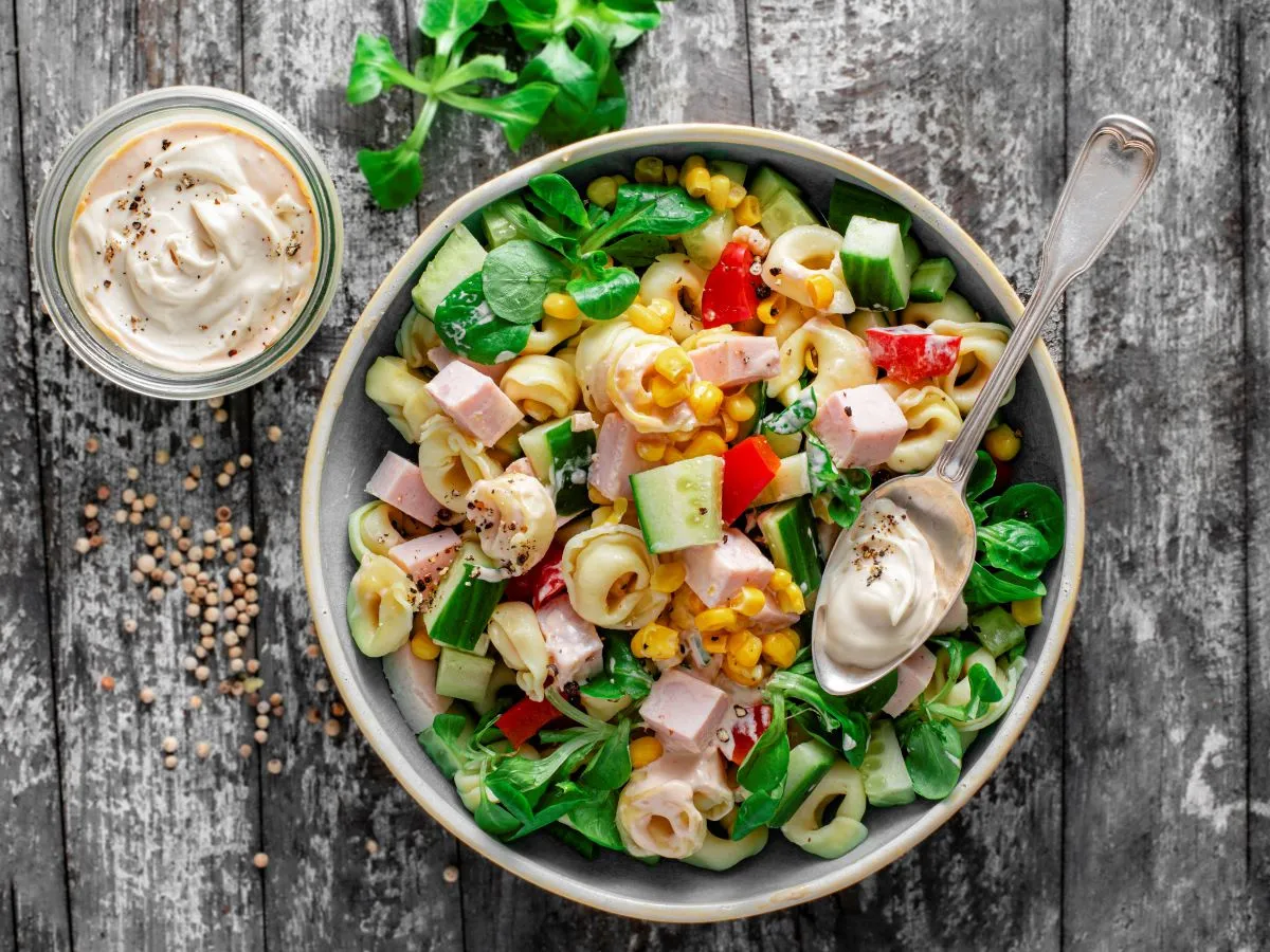 Tortellini z mięsem jak podawać – wyjątkowe przepisy i sosy, które zachwycą