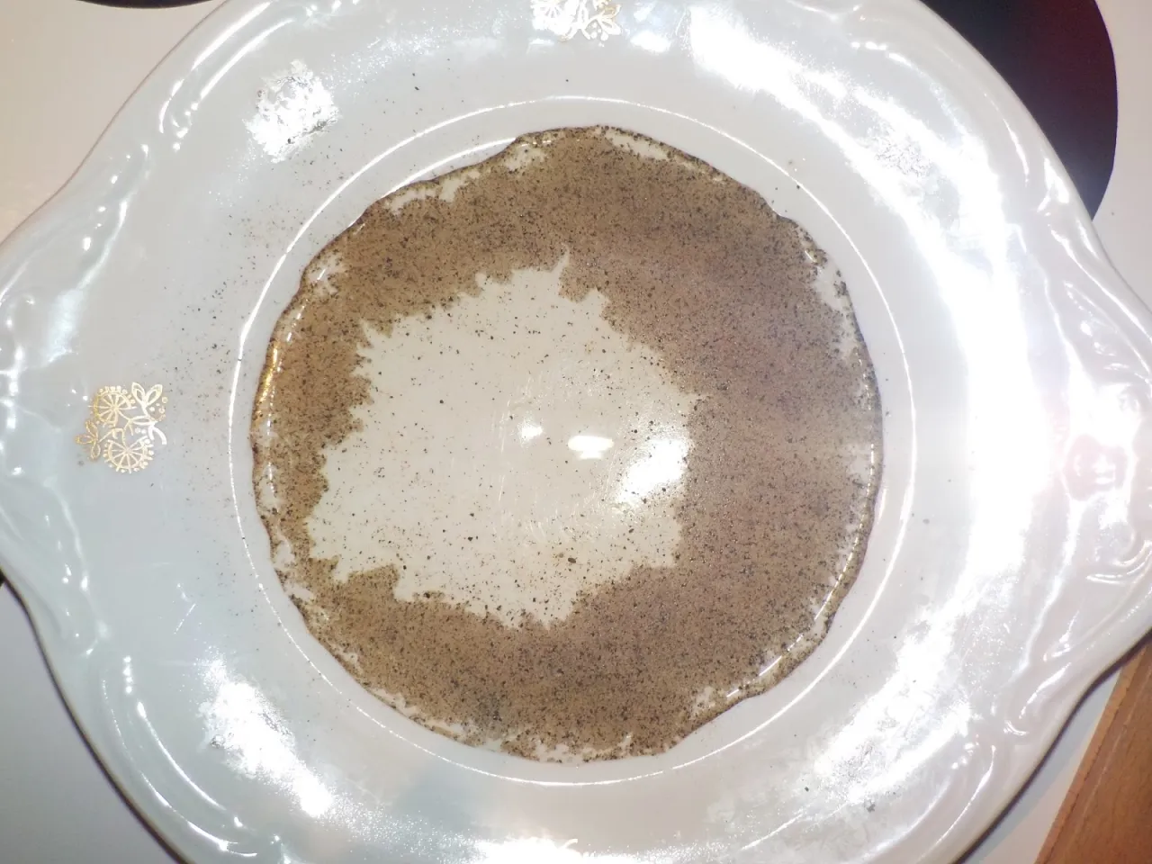 Eksperyment z wodą i pieprzem: Zaskakujące zjawisko napięcia powierzchniowego Eksperyment z wodą i pieprzem: Zaskakujące zjawisko napięcia powierzchniowego