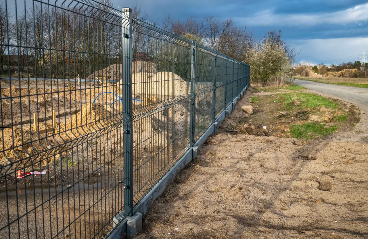 Montaż ogrodzenia panelowego - przewodnik DIY, uniknij błędów