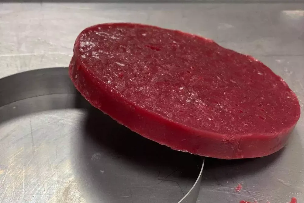 Jak zrobić żelkę malinową do tortu, by zaskoczyć gości smakiem