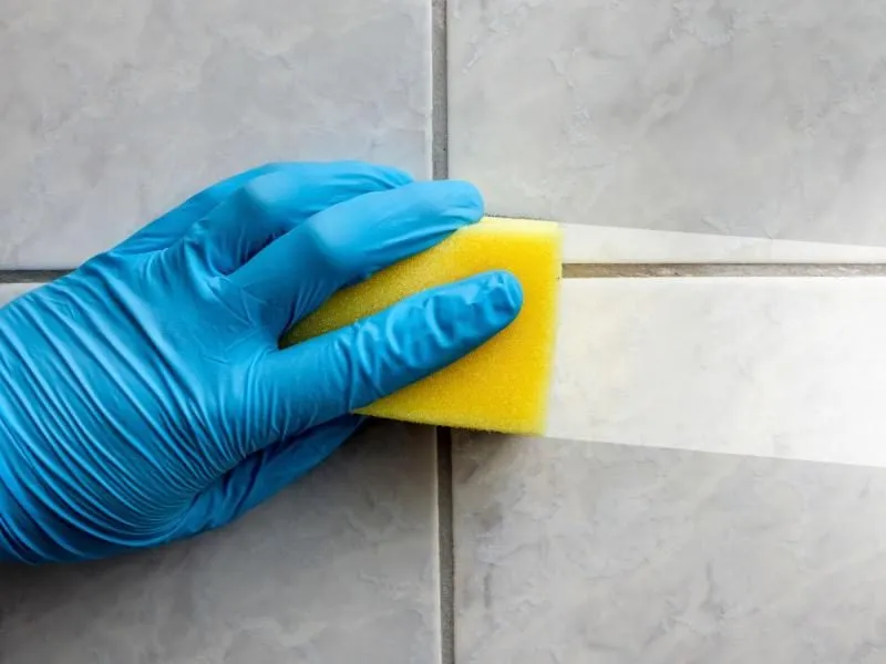 Jak wyczyścić zżółknięty silikon? Skuteczne metody na przywrócenie bieli