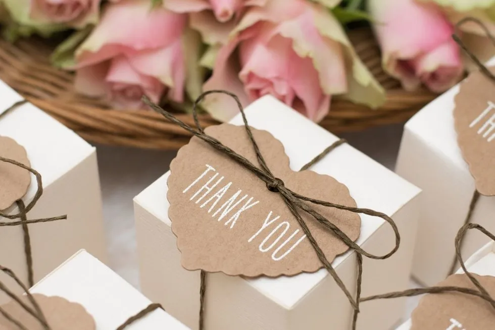 Najlepsze pomysły na prezent dla gości weselnych, które zachwycą