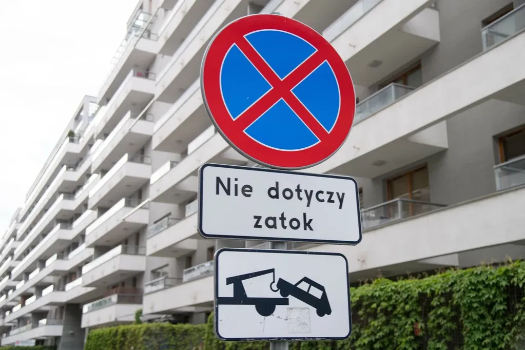 Czy znak zakaz zatrzymywania dotyczy chodnika? Sprawdź przepisy!