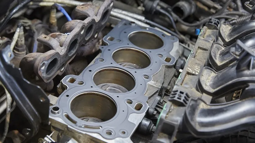 Ile kosztuje remont silnika? Poznaj ukryte koszty naprawy
