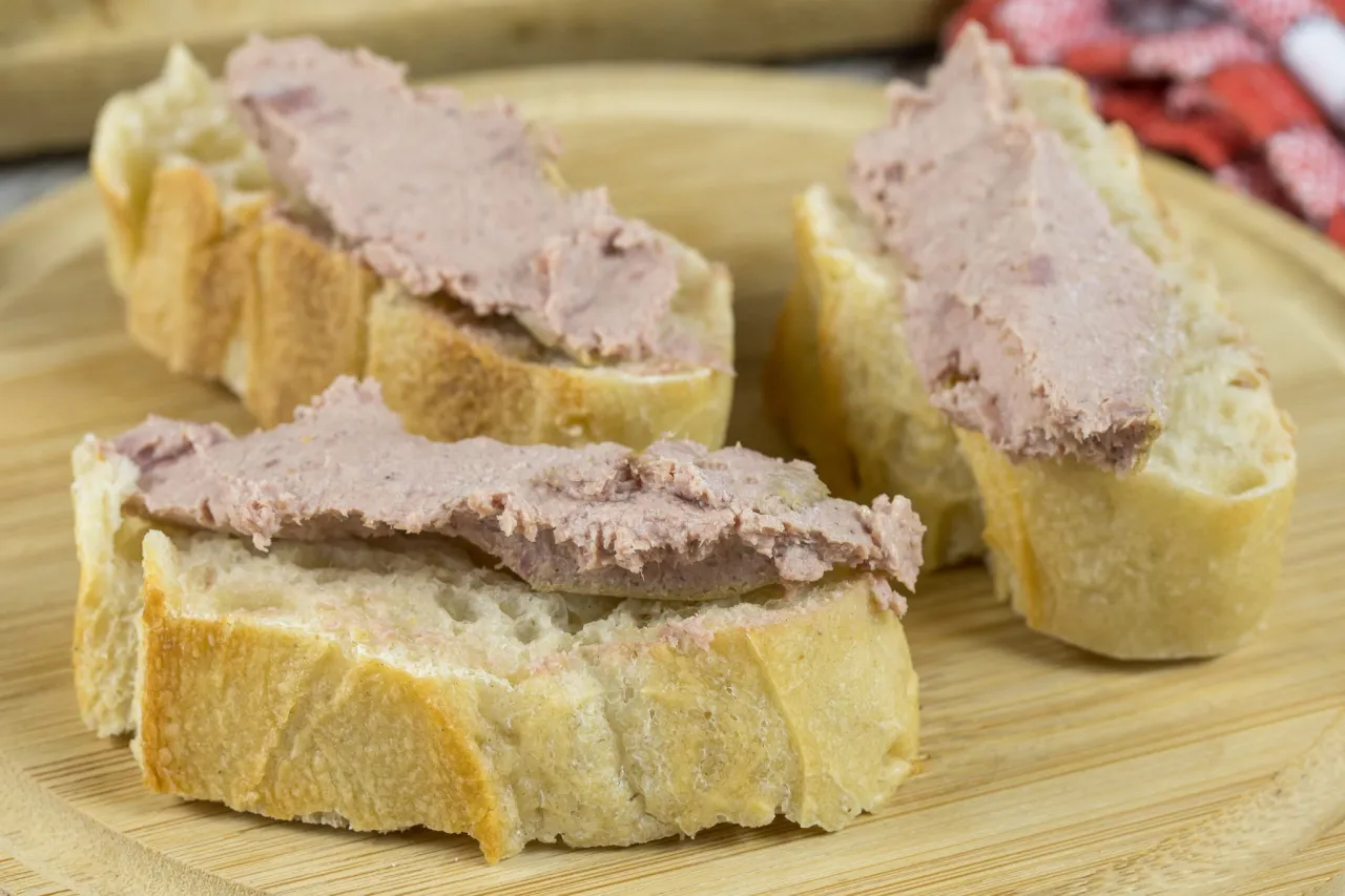 Domowy pasztet w lodówce: Uwaga na niebezpieczne objawy zepsucia!