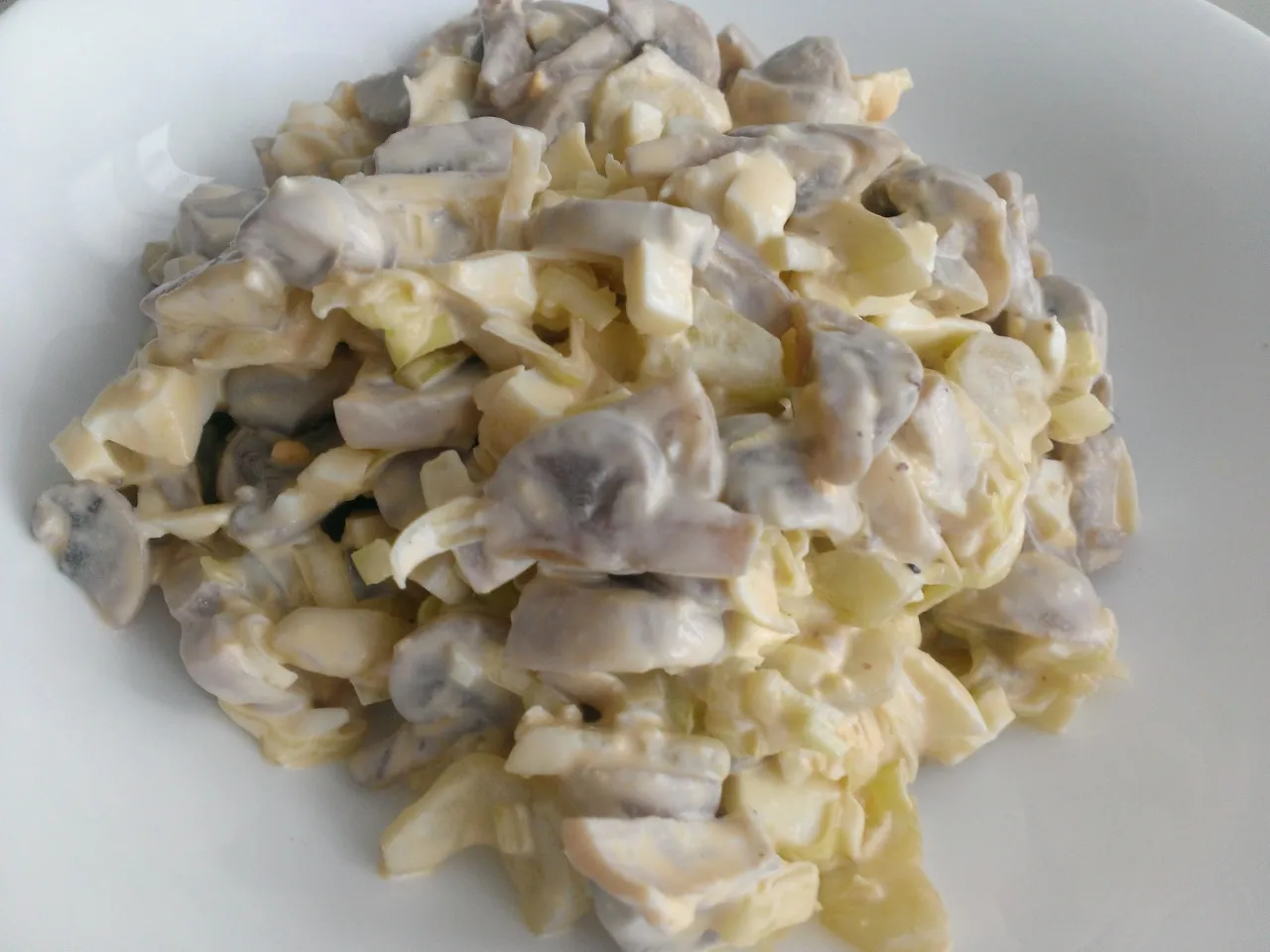 Jak zrobić pyszną sałatkę z pieczarek – prosty przepis i wskazówki dla początkujących