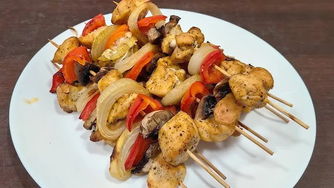 Jak długo piec szaszłyki w piekarniku, aby były soczyste i pyszne?