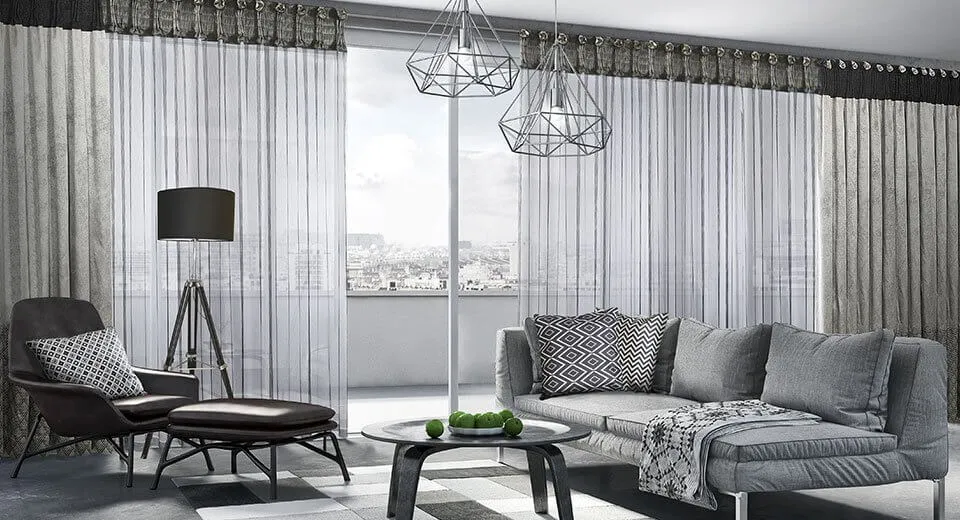 Jakie firany wybrać do dużych okien w salonie, by nie popełnić błędu