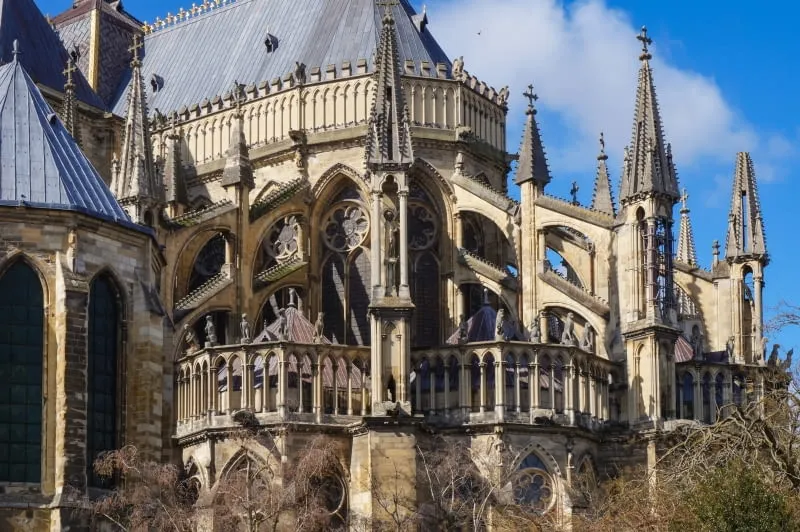 Najważniejsze elementy bramy gotyckiej: poznaj majestat średniowiecznej architektury