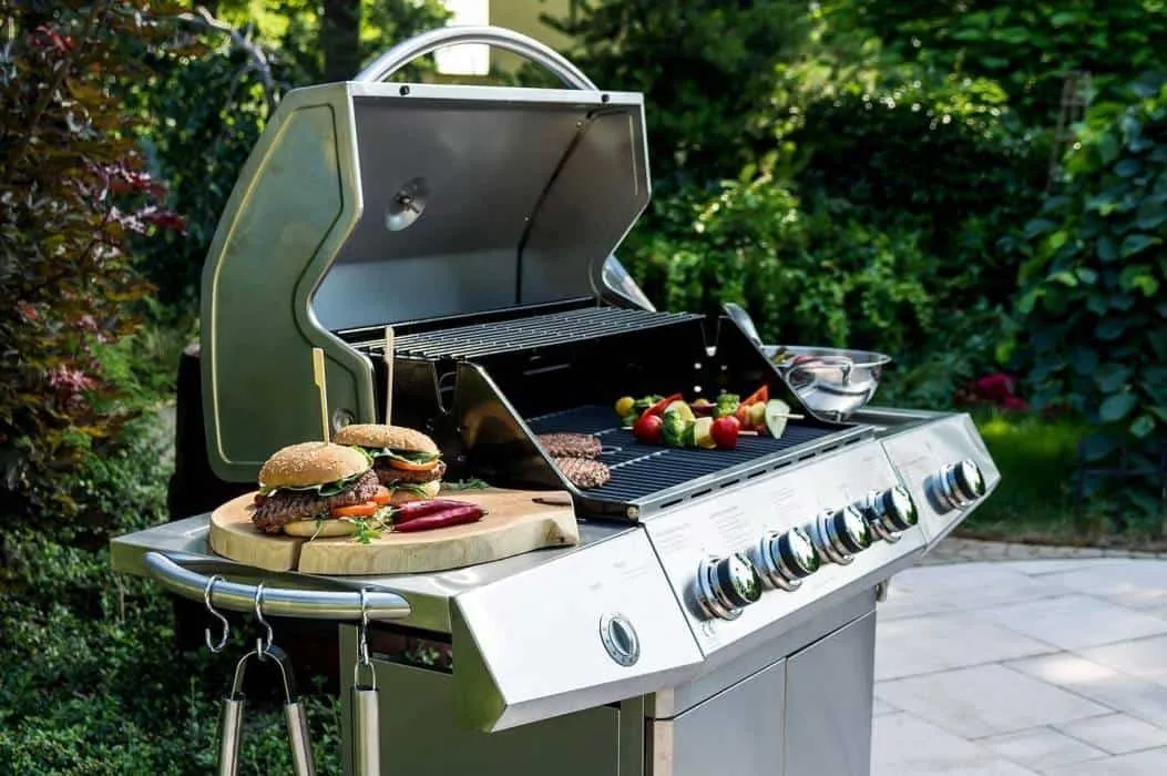 Jak wybrać idealny grill na taras? Porady, które zaoszczędzą czas i pieniądze