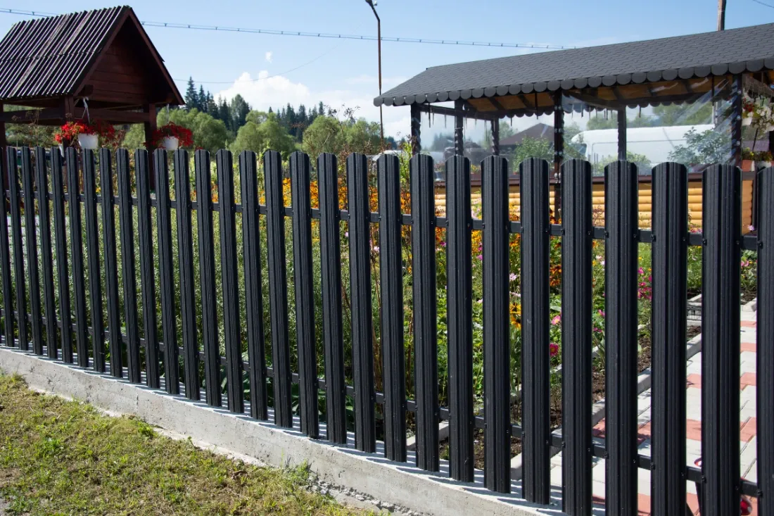 Jaki fundament pod ogrodzenie wybrać, aby uniknąć problemów?