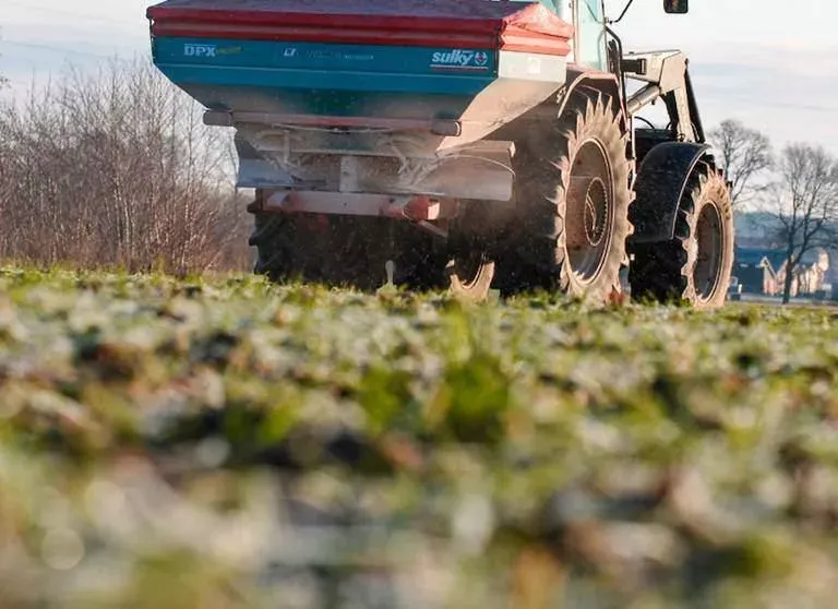 Ile wypłacono dopłat do nawozów? Zaskakujące kwoty i terminy!