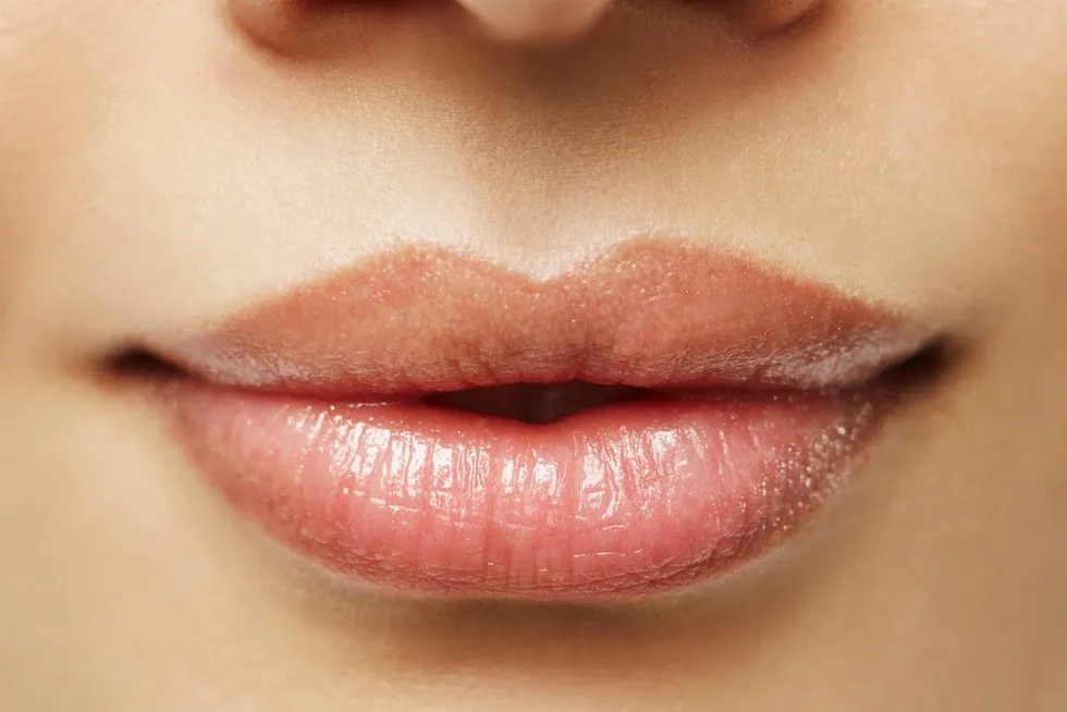 Ile kosztuje powiększanie ust kwasem hialuronowym? Ceny w Polsce