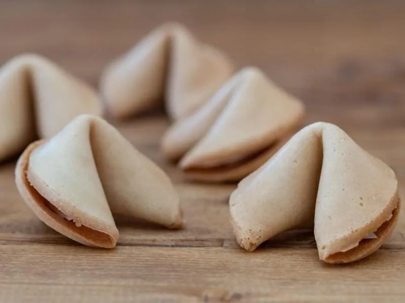 Jak zrobić ciastka z wróżbą – łatwy przepis na wyjątkową przekąskę