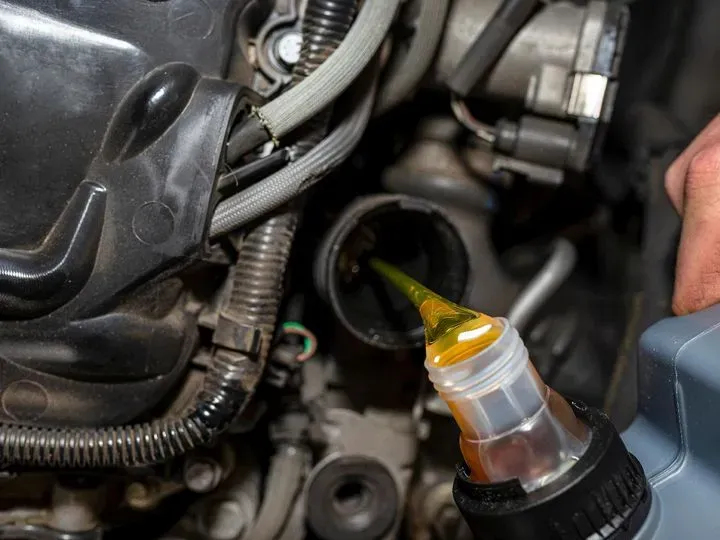 Ile oleju wchodzi do silnika Briggs&Stratton? Sprawdź, zanim wlejesz!